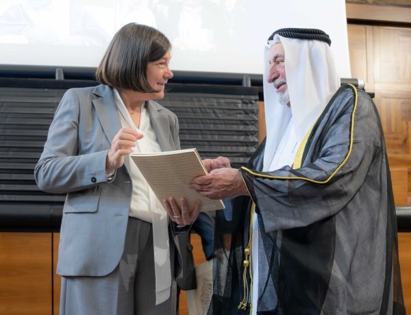 ഇറ്റലിയിലെ കാത്തലിക് യൂണിവേഴ്സിറ്റി ഓഫ് ദ് സേക്രഡ് ഹാർട്ടിന്‌ 1624ലെ അപൂർവ  ചരിത്രരേഖ സമ്മാനിച്ച്   ഷെയ്ഖ് ഡോ. സുൽത്താൻ