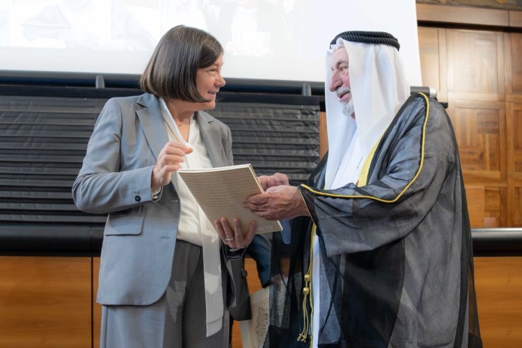 ഇറ്റലിയിലെ കാത്തലിക് യൂണിവേഴ്സിറ്റി ഓഫ് ദ് സേക്രഡ് ഹാർട്ടിന്‌ 1624ലെ അപൂർവ  ചരിത്രരേഖ സമ്മാനിച്ച്   ഷെയ്ഖ് ഡോ. സുൽത്താൻ